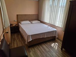 Ένα ή περισσότερα κρεβάτια σε δωμάτιο στο Petek Otel Konya +15 φωτογραφίες