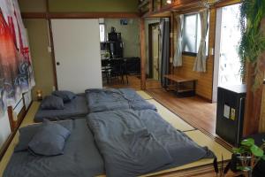 a room with two beds in it with a table at 駅徒歩4分 都心の広々空間 各階貸切 銀座 お台場 豊洲すぐ 田町 三田駅も利用可 in Tokyo