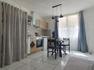 a kitchen with a table and chairs in a room at Beau studio rénové en centre-ville de Sète in Sète