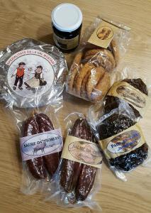 un groupe de différents types de pâtisseries sur une table dans l'établissement Hotel Chavalatsch, à Müstair