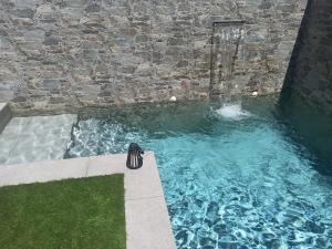 Bazén v ubytování El Refugio del Agua nebo v jeho okolí