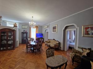 TV a/nebo společenská místnost v ubytování Giovanna Boutique Rooms & Pool