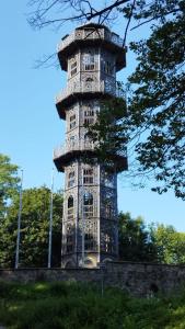 una torre alta en medio de un parque en Ruhige tierfreundliche Einliegerwohnung, en Feld-Schönau
