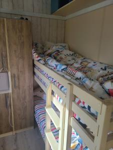 Postel nebo postele na pokoji v ubytování Chalet en bois climatisé À 300 m de la plage Marina di Sorbo 6 personnes