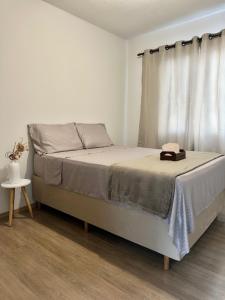Ένα ή περισσότερα κρεβάτια σε δωμάτιο στο Apartamento Agradável próximo ao aeroporto