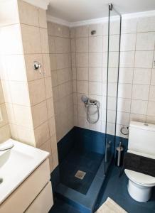 un baño con ducha y WC en VPG Minimal Studios Traveller3, en Tesalónica