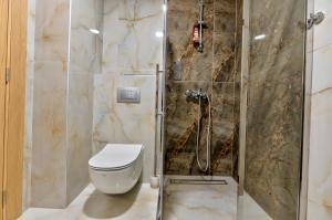a bathroom with a toilet and a shower at Vip Bogic 58 in Zlatibor