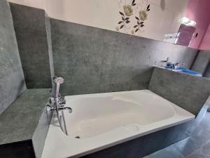 una vasca da bagno con un rubinetto in un bagno di Dipika Homestay Pokhara Apartment a Pokhara