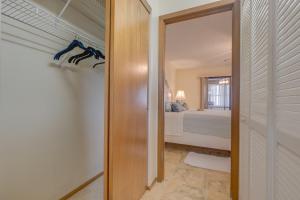 クリアウォーターにあるKing size bed, private bathroom, flat TVのベッドルーム(ベッド付)につながる廊下
