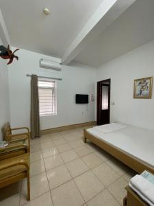 TV a/nebo společenská místnost v ubytování Nhà nghỉ trọ Mai Vân