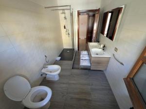 Un baño de House Riky 8 fotos más