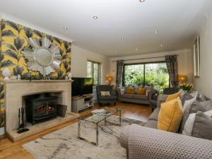 a living room with a fireplace and a tv at Bell Garden in Stow on the Wold