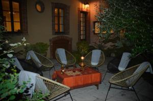 Ruang duduk di Cottage Mackinley, domaine entier, séjour nature et détente automnale, 15 pers, Centre Historique, gare TER