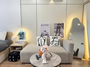 Χώρος καθιστικού στο SKYLAKE RETREAT APARTMENT - Free Outside Pool & Private Fitness, Imperia 2 Vinhomes Smart Hanoi - Mochie Homestay