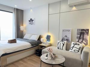 Ένα ή περισσότερα κρεβάτια σε δωμάτιο στο SKYLAKE RETREAT APARTMENT - Free Outside Pool & Private Fitness, Imperia 2 Vinhomes Smart Hanoi - Mochie Homestay +21 φωτογραφίες