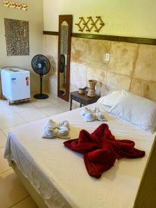 a bed with towels on it in a room at Pousada Cantinho do Dodó in Mulungu +61 photos
