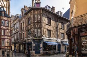 an old building in the middle of a street at L'appart Chalet - Sauna - HyperCentre - Ambiance montagne in Rouen