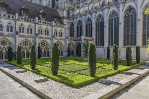 a garden in front of a building with trees at L'appart Chalet - Sauna - HyperCentre - Ambiance montagne in Rouen +6 photos
