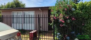 una recinzione di fronte a una casa con fiori di Casa central cerca de todo a Los Ángeles