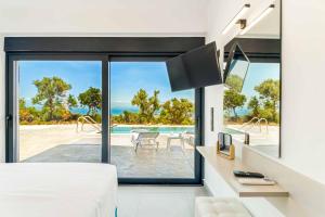 TV a/nebo společenská místnost v ubytování Villa Anastasia Lefkas