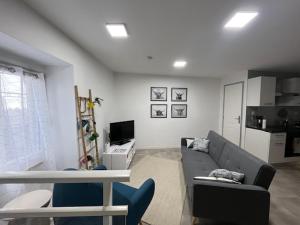 ロワイヤにあるMaison 4 personnes au centre de Royatのソファとテーブルのあるリビングルーム