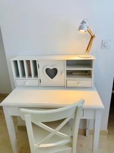 a desk with a lamp and a white desk with a drawer at Appartement 2 chambres 2 salles de bains haute ville in Porto-Vecchio