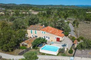 una vista aerea di una casa con piscina di Villa Caroline by Villa Plus a Thèzan-lès-Béziers