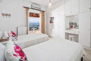 A bed or beds in a room at Villa Nafsika