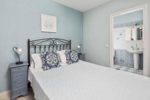 A bed or beds in a room at Villa Nafsika