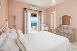 A bed or beds in a room at Villa Nafsika