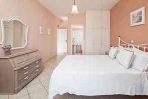 A bed or beds in a room at Villa Nafsika