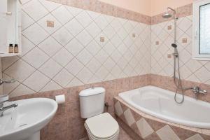 A bathroom at Villa Nafsika
