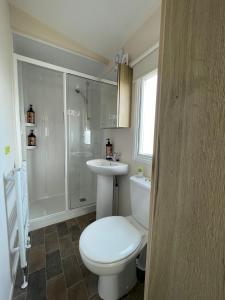 Ένα μπάνιο στο 213 Trieste, Seaview Holiday Caravan in Paignton, Devon