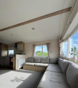 Χώρος καθιστικού στο 213 Trieste, Seaview Holiday Caravan in Paignton, Devon