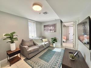 TV a/nebo společenská místnost v ubytování FREE Parking Cozy 2 Bedroom unit near NYC