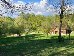 an old house in the middle of a field at Duplex - forêt de Rambouillet in Gambaiseuil