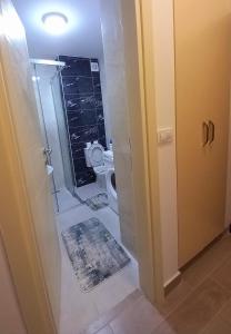 une salle de bain avec toilettes avec douche et porte dans l'établissement Apartman Vuk, à Bar