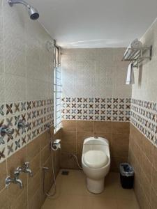 Koupelna v ubytování Royal Living Hotel & Suites