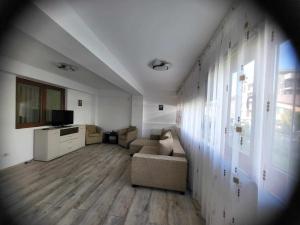 Gloria في مامايا نورد نافورداي: غرفة معيشة مع أريكة وتلفزيون