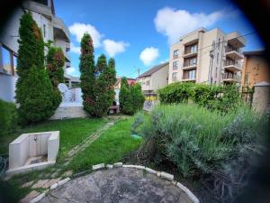 Gloria في مامايا نورد نافورداي: ساحة بها مبنى وبعض الاشجار والاشجار