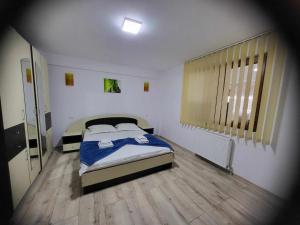 Gloria في مامايا نورد نافورداي: غرفة نوم بها سرير ونافذة كبيرة