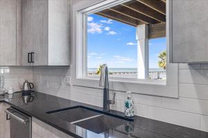 Una cocina con fregadero y una ventana con vistas a la playa. en Tranquil Waters, en Rockport 66 fotos más