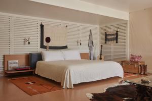 Postel nebo postele na pokoji v ubytování Ace Hotel and Swim Club Palm Springs