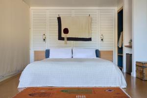 Postel nebo postele na pokoji v ubytování Ace Hotel and Swim Club Palm Springs