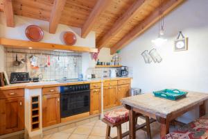 Dapur atau dapur kecil di La Ruinette-charming 3-bed Chalet, Stunning View +15 gambar