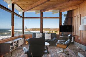 ein Wohnzimmer mit Blick auf das Meer in der Unterkunft Oceanfront Cottage in Cambria + 14 Fotos