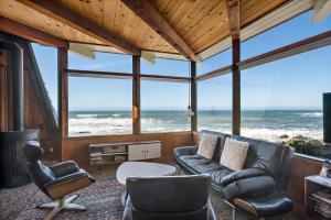 ein Wohnzimmer mit Blick auf das Meer in der Unterkunft Oceanfront Cottage in Cambria