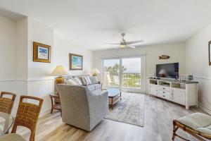 Μια τηλεόραση ή/και κέντρο ψυχαγωγίας στο Beautiful Amelia Island townhome with pool & tennis, central AC