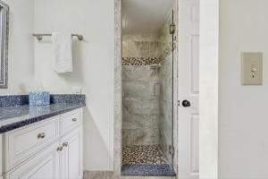 Ένα μπάνιο στο Beautiful Amelia Island townhome with pool & tennis, central AC +15 φωτογραφίες