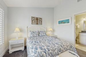 Ένα ή περισσότερα κρεβάτια σε δωμάτιο στο Beautiful Amelia Island townhome with pool & tennis, central AC